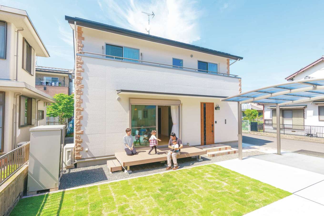 片山建設【収納力、自然素材、間取り】リビングからはデッキと芝生の庭に続く