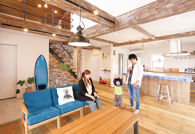 富士ホームズデザイン【デザイン住宅、趣味、自然素材】木とアイアンの融合がテーマ。エイジング加工をした梁に英国アンティークの照明が映える。テーブルやカ ウンターの椅子は『富士ホームズデザイン』が製作