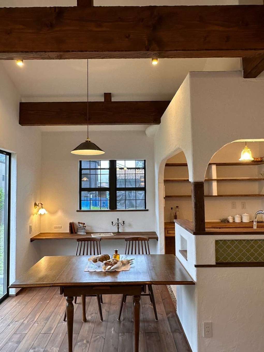 藤田建設（ラフェルム沼津）【デザイン住宅、自然素材、間取り】半独立型のキッチンとワークデスクのあるダイニング。存在感のある梁が、どこか懐かしさを感じる空間を演出