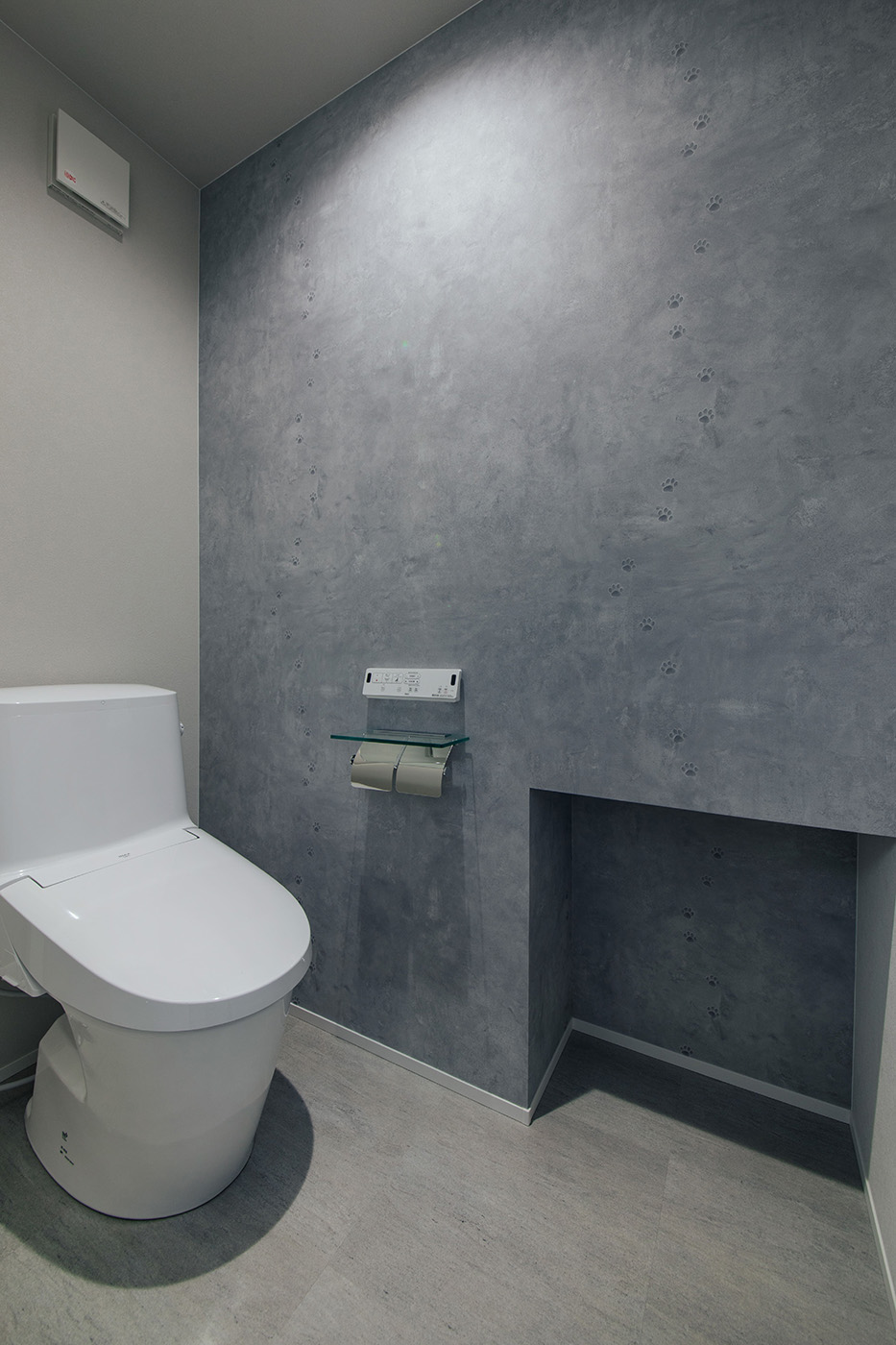 DAITOKU（大得工務店）｜トイレ内に、猫用トイレを設置する専用スペースを用意。家のあちこちに、猫と一緒に暮らす工夫がいっぱいだ