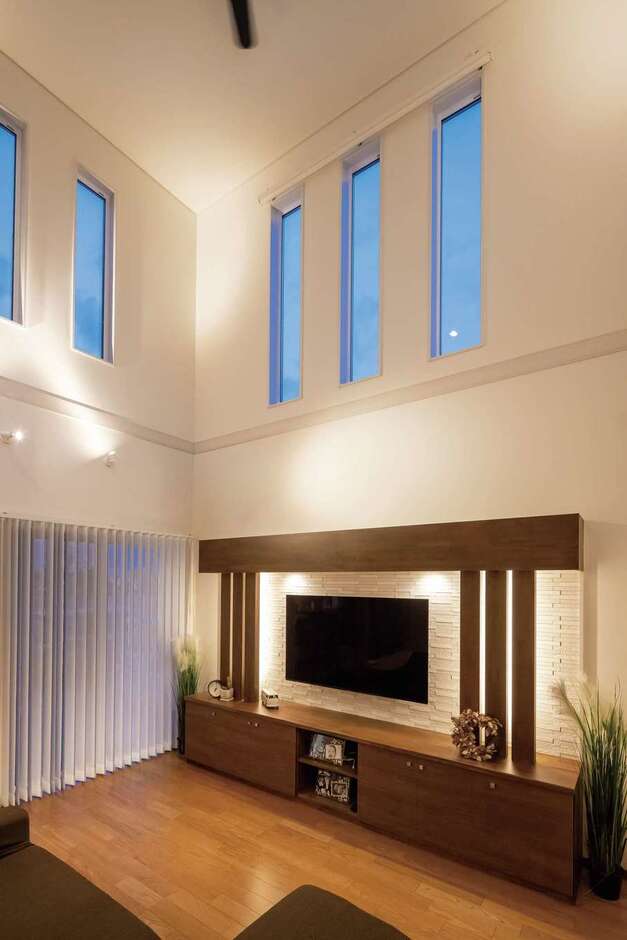 天井高5.4mものスケールの大きな吹抜け。テレビステーションの壁は調質性に優れたエコカラット