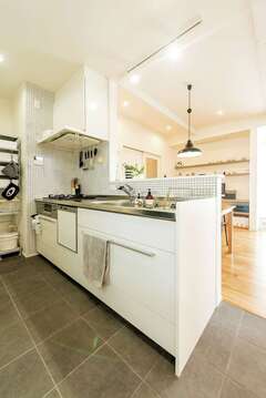 キッチンに貼ったモザイクタイルは奥さまがこだわって選んだもの。対面キッチンを採用する事で、リビングで遊ぶ子どもを見守りながら安心して料理ができると奥さまも満足