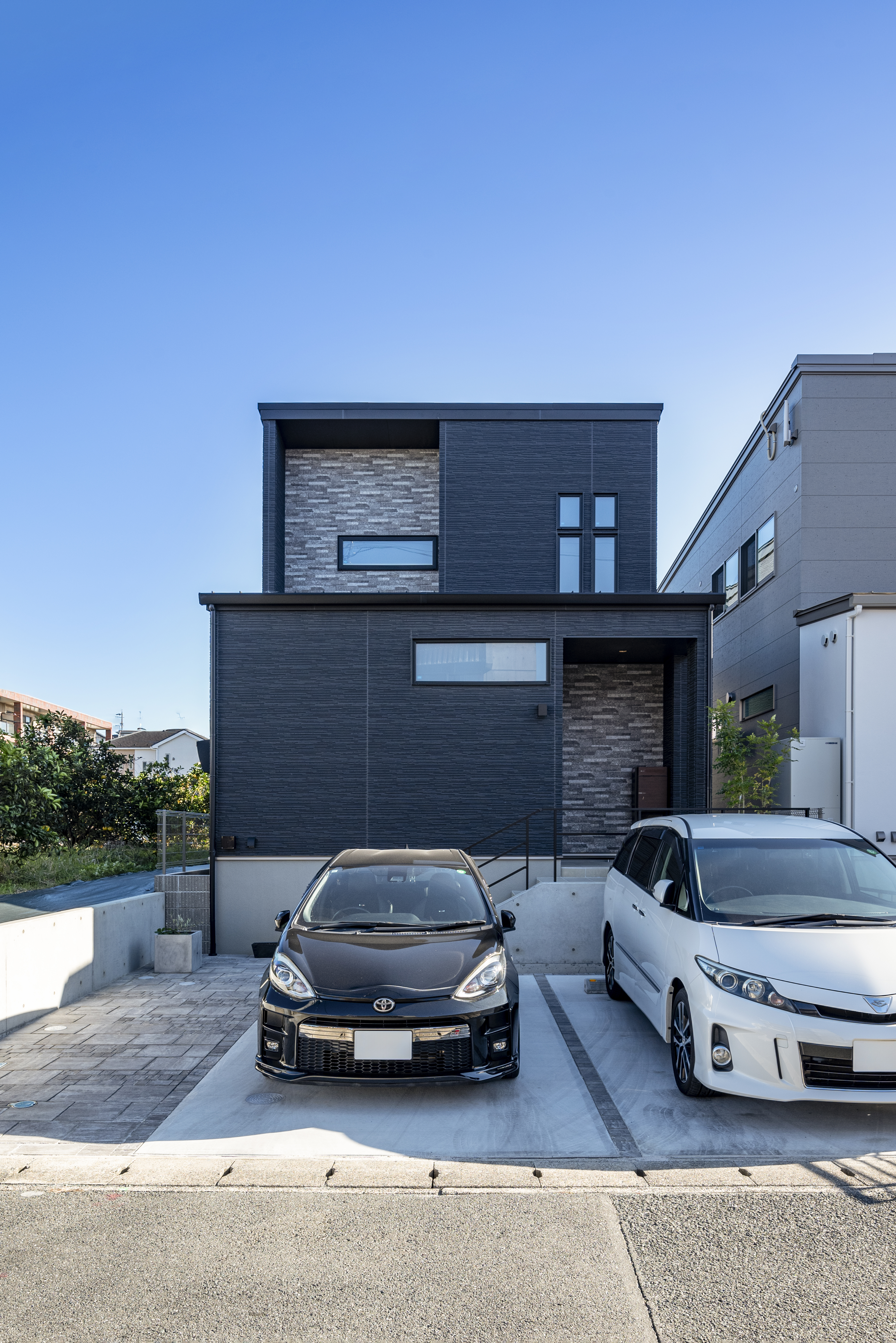 トキワハウス デザイン アンド ビルド（常盤工業）｜モダンでシンプルなデザインの住宅外観。洗練された色調と直線的なフォルムが特徴で、快適な都市生活を予感させる佇まい。