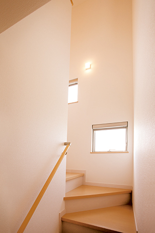 採光と通風を確保する2か所の窓が、階段にリズミカルな表情をつける。手すりも標準装備