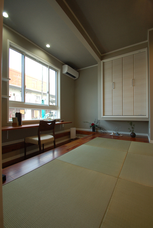 和風すぎないモダンな和室。窓下がカウンターデスクとなっており、針仕事や書き物をするのに便利