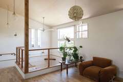 天井にナチュラルなシナ合板を張った2階フリースペース。第一種換気システムの搭載により、吹抜けがあっても1階との温度差がなく快適に過ごせます。