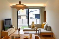 明るい光が差し込む開放的なLDK。間接照明が、雰囲気を演出している。