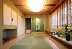 厳かで凛とした空気が感じられる和室。正座すると、吊り天井の下から坪庭を眺められる工夫も
