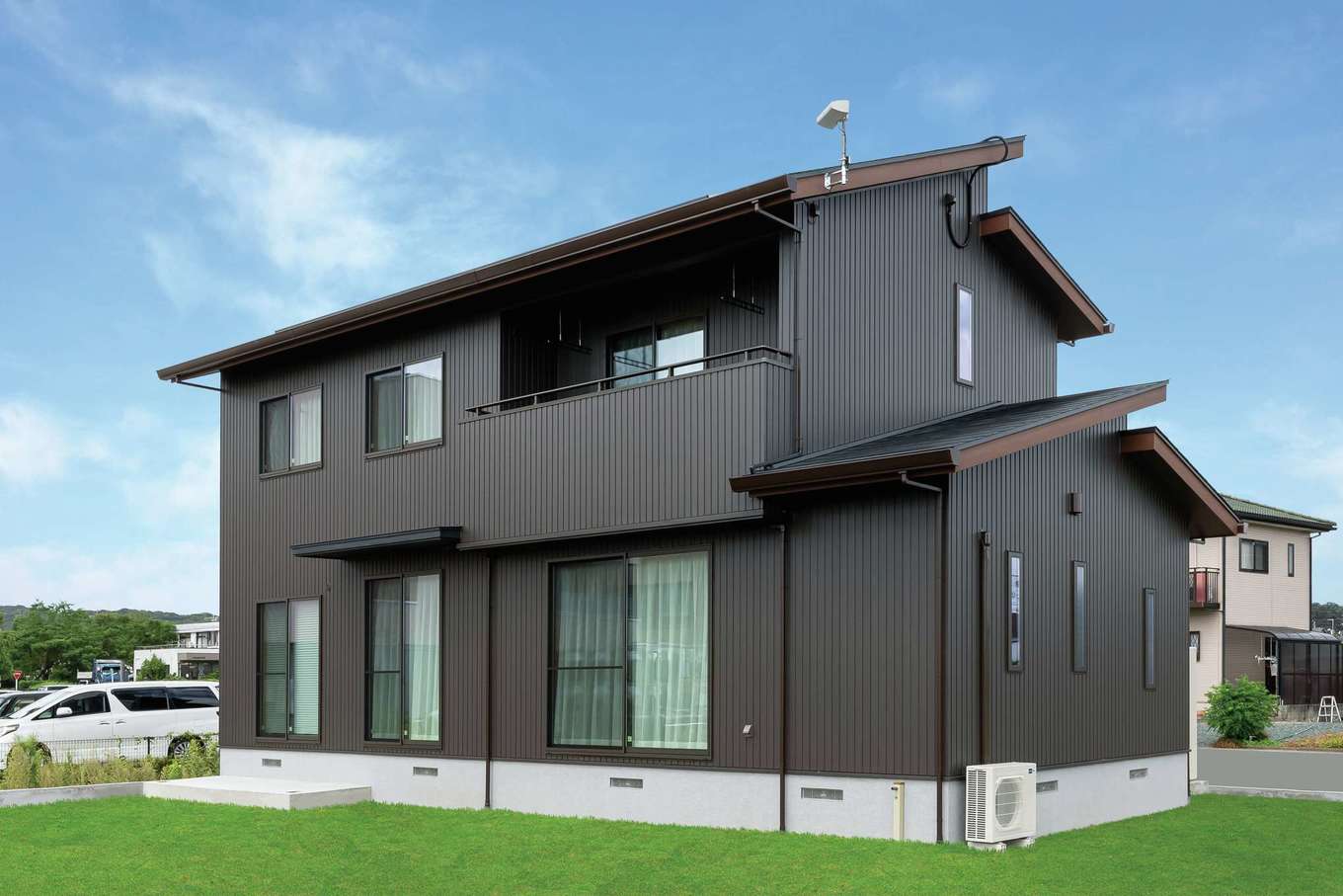 住まいるコーポレーション【デザイン住宅、自然素材、省エネ】濃い茶色で統一した外観。同社ならではの高基礎が地震だけでなく水害からも住まいを守ってくれる