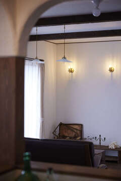 キッチンからアーチ越しに見えるリビング