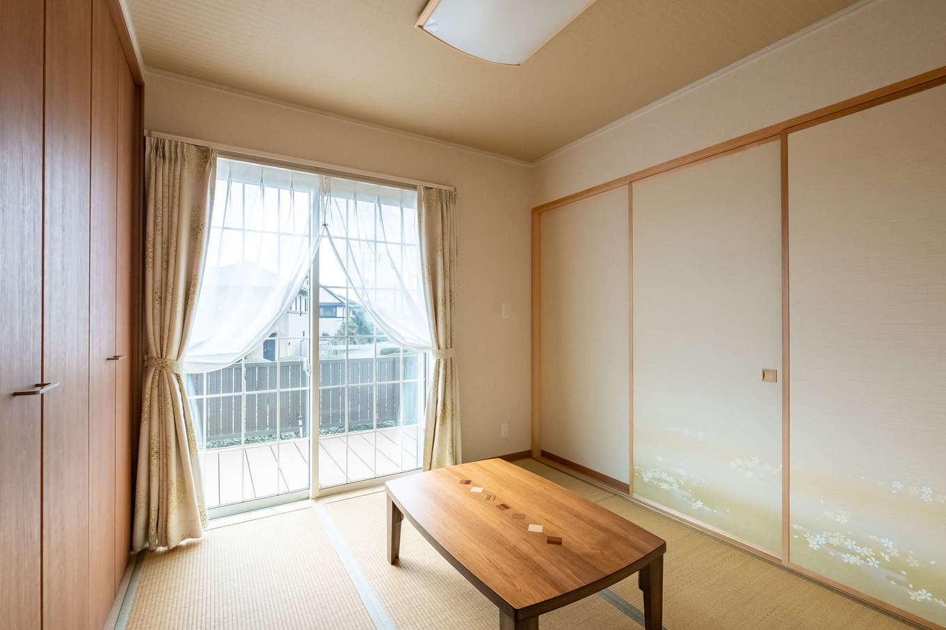 ＩＤＫ 住まいの発見館【1000万円台、夫婦で暮らす、平屋】見学会を参考に、両面で和と洋のテイストをもつ戸襖を採用。閉め切れば畳スペースが完全な個室に。左手のクローゼットは使いやすさまで考慮されている