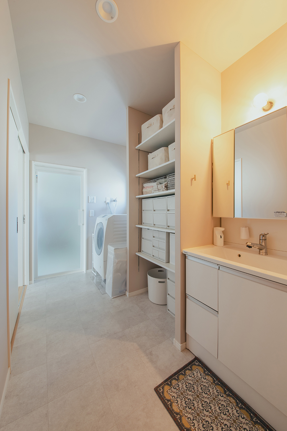 子育て安心住宅 Design Craft Office【デザイン住宅、子育て、間取り】洗面スペースの奥には大容量の棚を設置