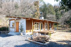 里山の風景に溶け込む、大らかな平屋暮らし