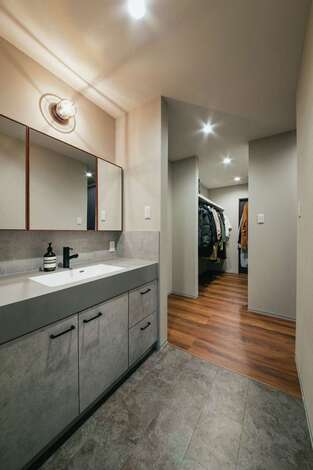 洗面脱衣室からウォークインクローゼットまでスムーズにつながる家事動線。設備、照明もコーディネーターと一緒に選んだ