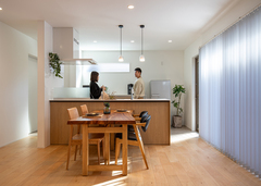 ご主人も料理好きなので、ワークスペースを広めに確保したキッチン。フローリングの色と質感に合わせて面材を選んだ