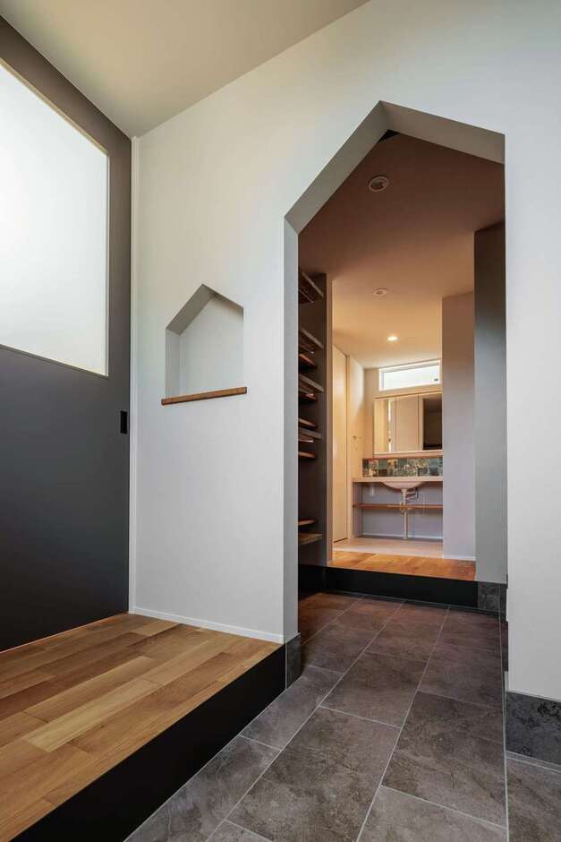 玄関からシューズクローゼット、手洗いコーナー、リビングへと行き止まりなしでつながる生活動線。子どもたちも自分で整理整頓する習慣が自然と身についた