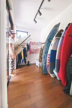 ウッドデッキに隣接するご主人の趣味室。外でシャワーを浴び、そのままボードをしまえるので便利