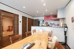 ダイニングとキッチンが一体となった開放的な空間。居心地の良い雰囲気が漂い、食事が楽しくなる場所になっている。