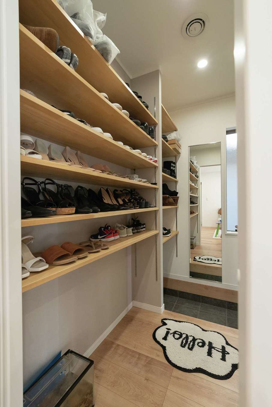 サンワ開発【デザイン住宅、収納力、間取り】シンプルながら大容量のシューズクローク