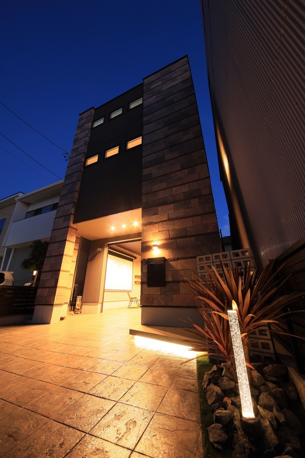夜のシーンを彩るモダンな外観。照明が建物を引き立たせ、落ち着いた雰囲気を演出している。都会的な洗練を感じるデザイン。