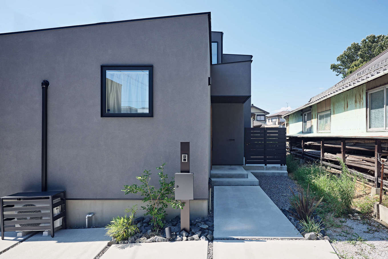 平屋建築ブルーハウス【デザイン住宅、建築家、平屋】アプローチは玄関と中庭の入り口へ続く