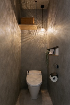 全面グレーのクロスと、ペンダントライトで
シックな落ち着きのあるトイレ空間。
上部には、スッキリ見せる収納スペースを造作。