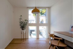 2階は最低限の壁のみを設置し、必要に応じて自由にアレンジできるようにした