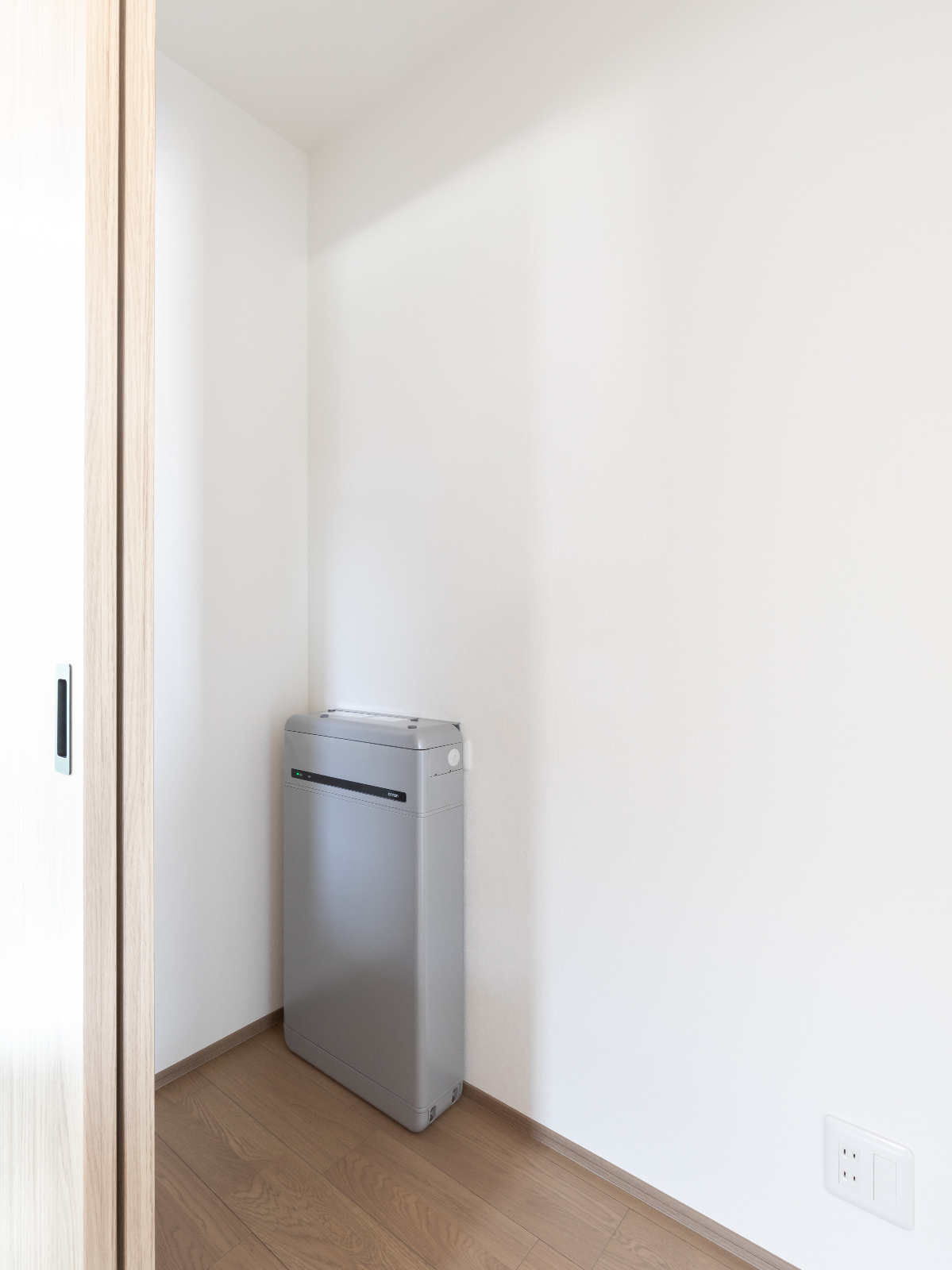 ユースタイルハウス　上村建設｜キッチン横のパントリー｜ウォークインタイプ

個室のウォークインタイプは、たくさんのものを収納できて便利。
リビングやダイニングからの視線も避けることができます。

毎日は使わない、ホットプレートやカセットコンロ、
季節に1度だけ登場する重箱など保管場所としても最適です。