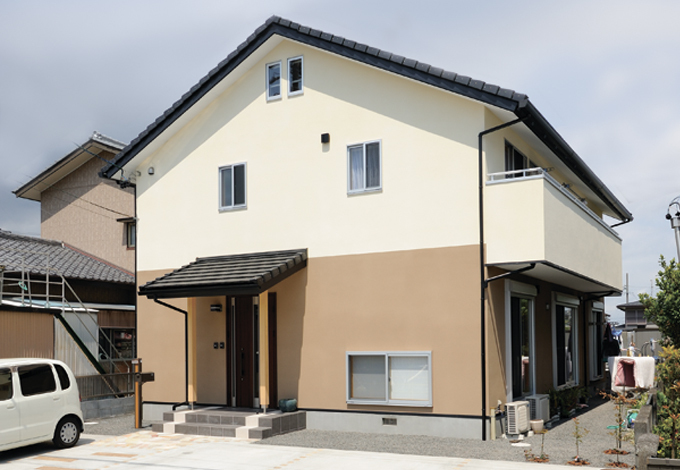 どっしりと落ち着いた和モダンの外観。駐車スペースも広々！