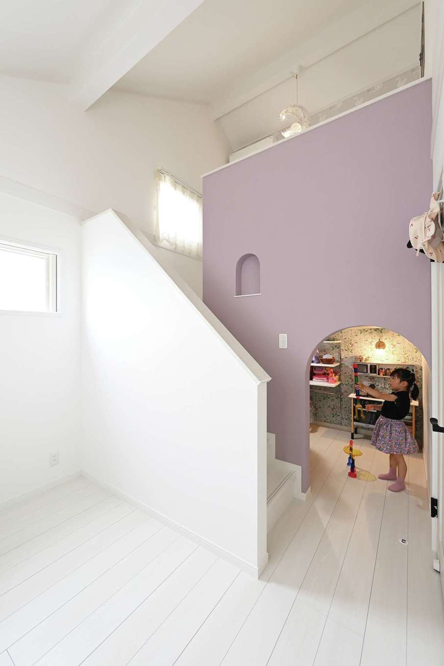 ハートホーム【デザイン住宅、子育て、輸入住宅】奥さまが憧れ続けたアーチの壁は子ども部屋で実現。勾配天井の高さを活かして、階段を上がったロフトはベッドに、下は隠れ家的な空間に