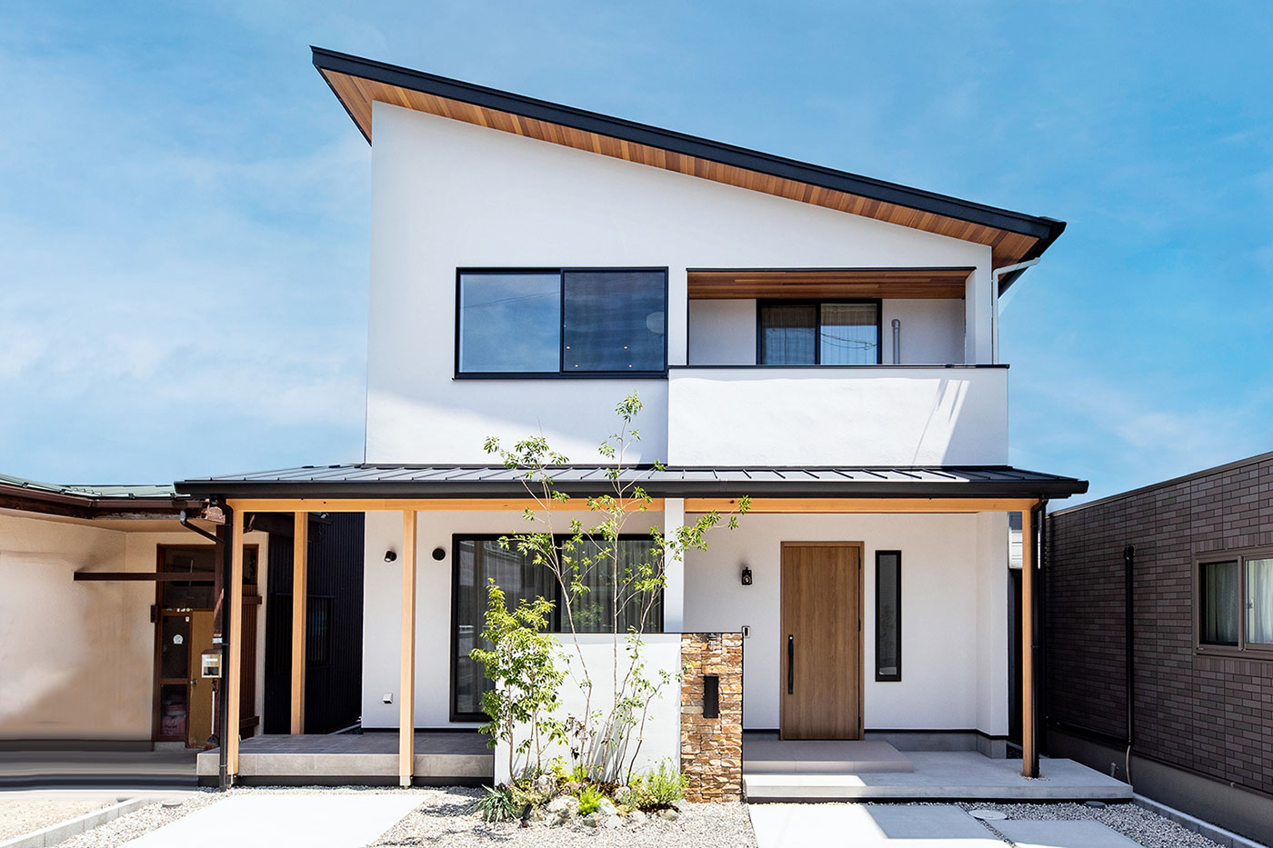 アトリエサクラ【静岡市葵区・モデルハウス】空間の調和をコンセプトにデザインされた外観。ファサードの軒は深く広くとり、片流れの屋根との絶妙なバランスを図る。門扉はリビングへの直接の視線を遮り、程よいプライベート感を保つ