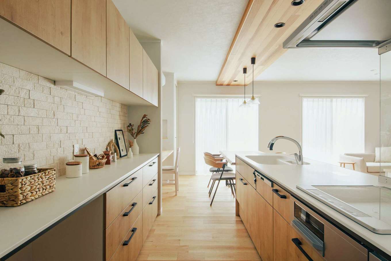 ほっと住まいる【自然素材、間取り、インテリア】夫婦一緒に作業ができる広いキッチン