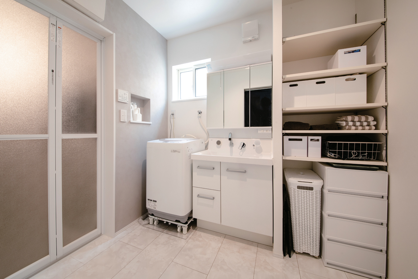 絆家（きずなや）【デザイン住宅、収納力、間取り】洗面脱衣所は広めに設計してもらい、家族が同時に身支度できるよう配慮。生活に必要な空間こそ余裕を持たせた