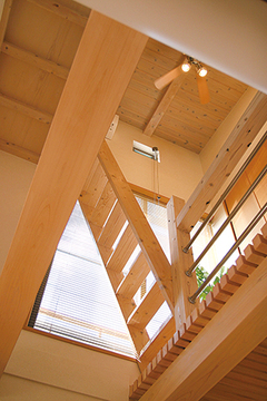 家族の存在を感じあえる吹き抜け