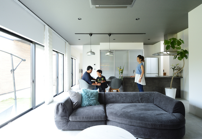 白×グレーを基調としたシンプルモダンなLDK。広々としたモノクロームの空間に、観葉植物の緑が鮮やかに映える