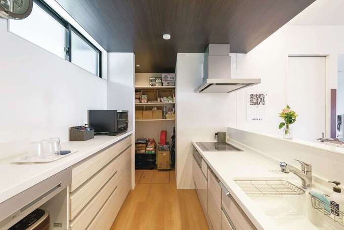 大容量のパントリーを備えたキッチン