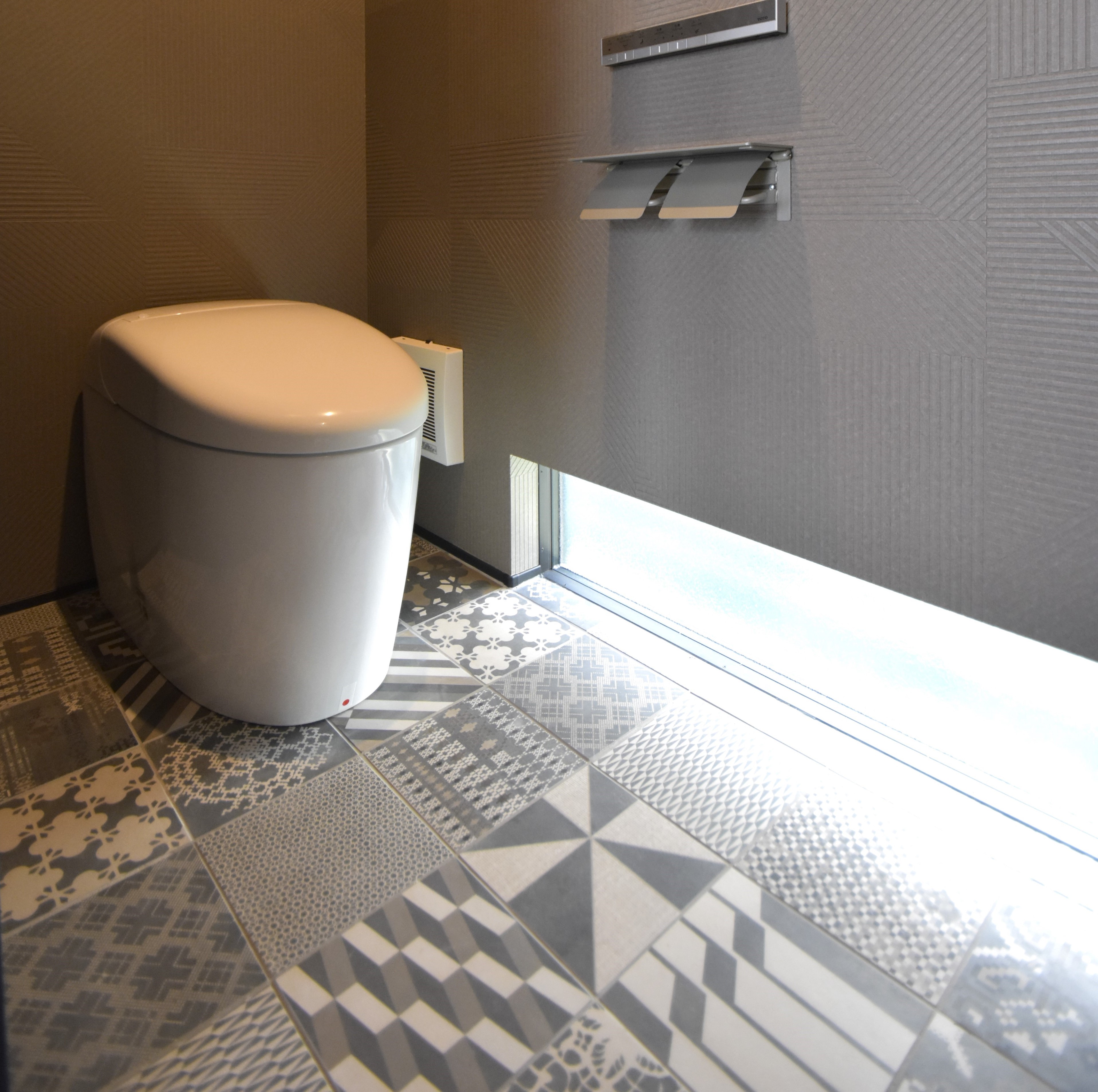 カクニシビルダー｜2階トイレは、シックでモダンなモザイクタイルをあしらった。