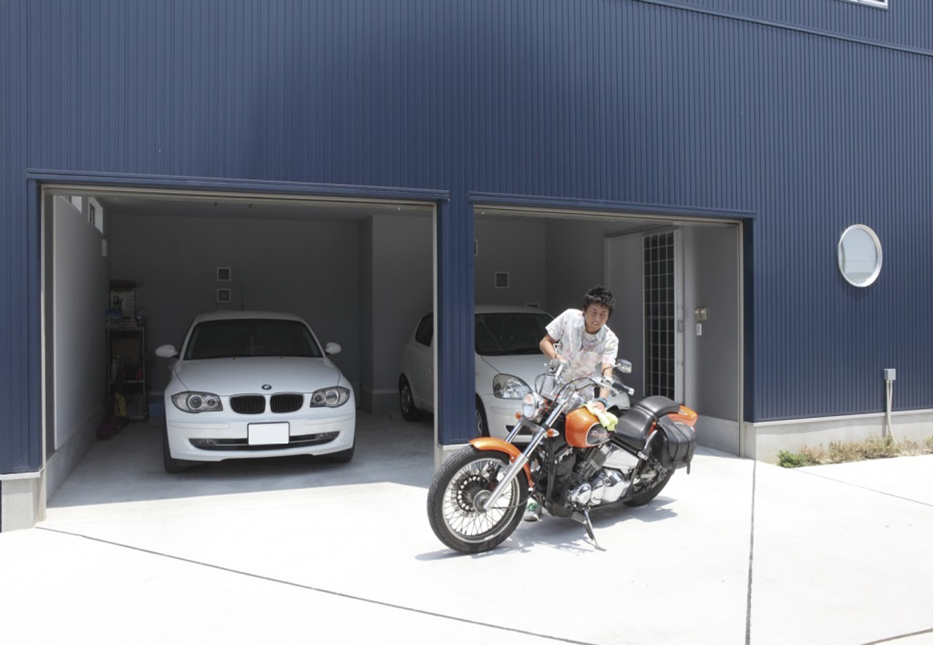 未来創建【趣味、間取り、ガレージ】念願のビルドインガレージは車２台に加え、バイクやその整備用品なども収納できる大きさ。