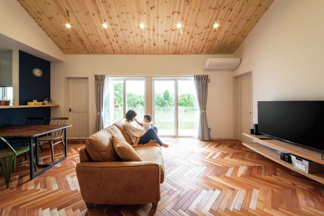 水田建設【デザイン住宅、省エネ、平屋】木の感触が心地よいリビング。造作のTVボードにもご主人のこだわりが反映されている