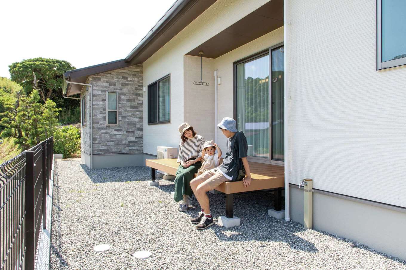 遠州鉄道 遠鉄ホーム【子育て、間取り、平屋】ウッドデッキは子どものお気に入りスペース。1人で遊んでいても、キッチンから様子がわかるので安心