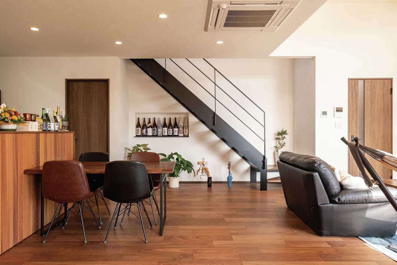 -delphi- デルフィ（藤井建築事務所） 【デザイン住宅、間取り、建築家】鉄骨階段の下に地酒を飾るニッチを造作