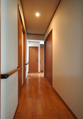 通路は広めに確保。手すりも全ての動線に設置した