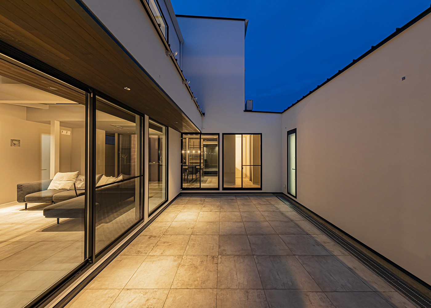 ARRCH アーチ【デザイン住宅、高級住宅、建築家】建物と塀で囲った中庭は、ダイニングキッチンとリビングとの一体感を味わえる広々空間