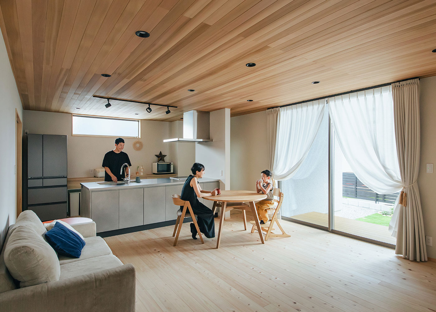 フジモクの家（富士木材）【子育て、自然素材、平屋】富士ヒノキが敷かれた床は、冬はあたたか、夏はさらりとした肌触り。壁には珪藻土が採用され、健やかな住環境が団らんを包む