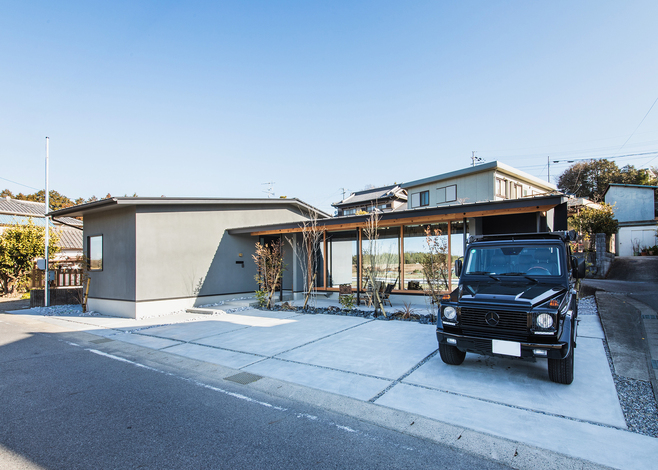 グレーの塗り壁（ジョリパッド）の外壁の平屋の外観