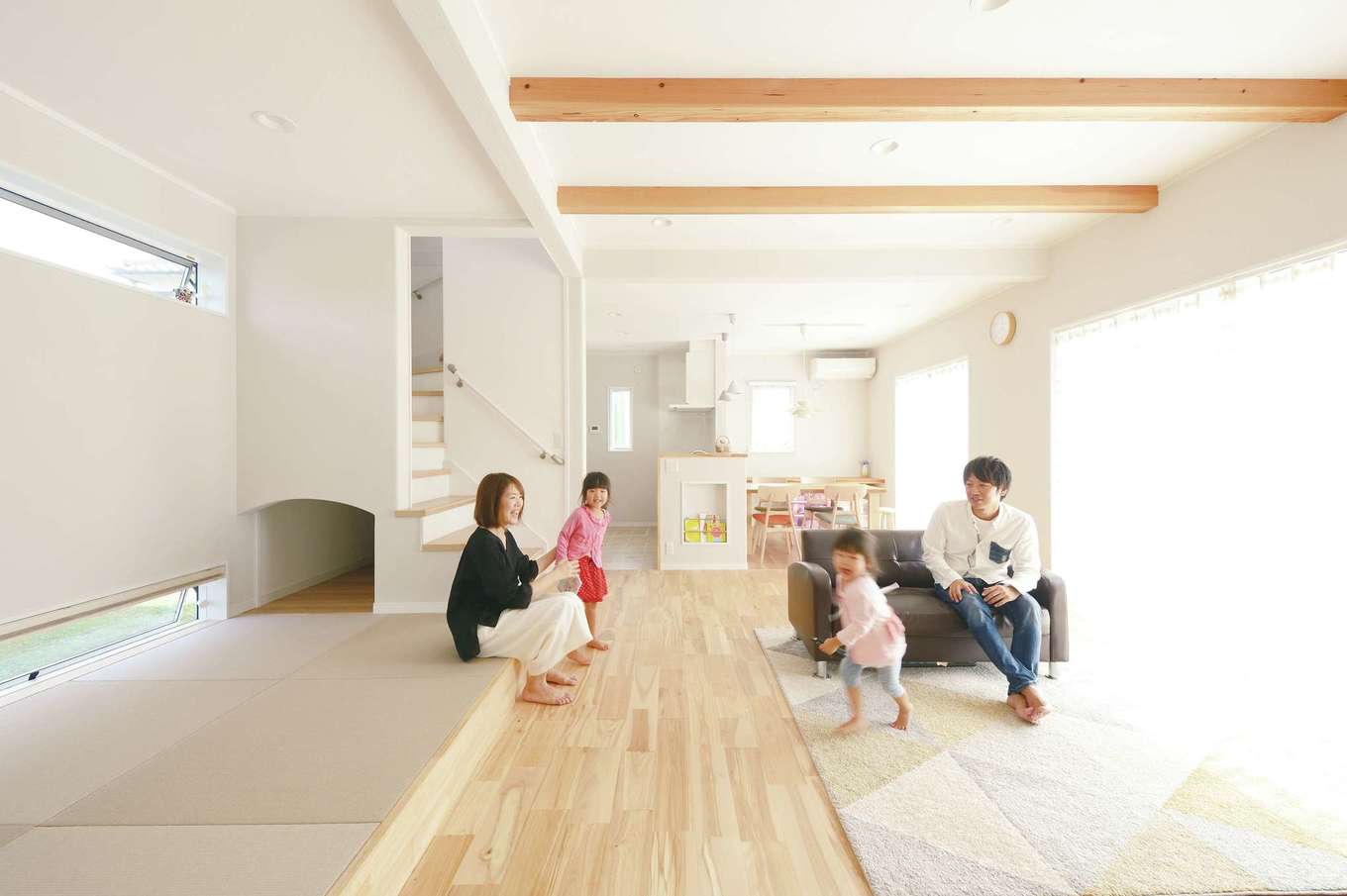 ほっと住まいる【子育て、自然素材、間取り】床には足触りが心地よいカバザクラの無垢材を採用。調湿・消臭効果に優れ、夏でもさらっとした住空間を作るシラス壁など、自然素材を使った体に優しいLDK