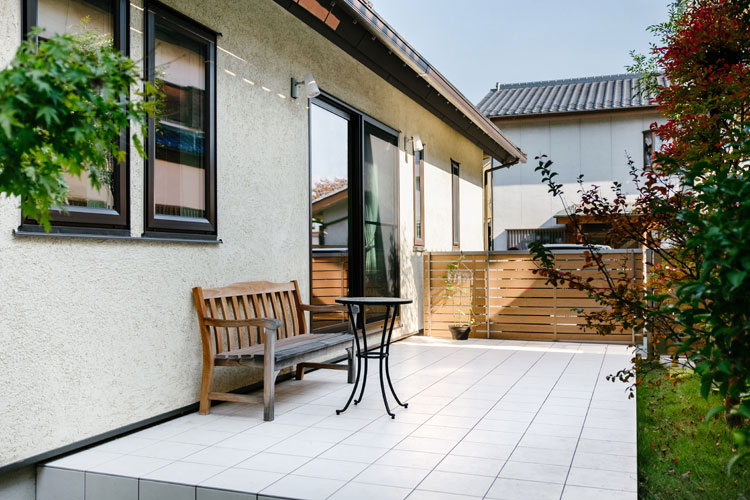 ナカゴミ建設【収納力、間取り、趣味】メンテナンス負担を考えて、ウッドデッキではなくタイルデッキに。外からの目線を気にすることなく、BBQや子どもプールを楽しむことができる