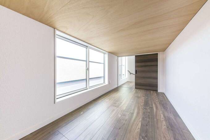 5畳ほどの広いスペースと大きな窓が特徴の小屋裏収納。収納以外にも使えそう