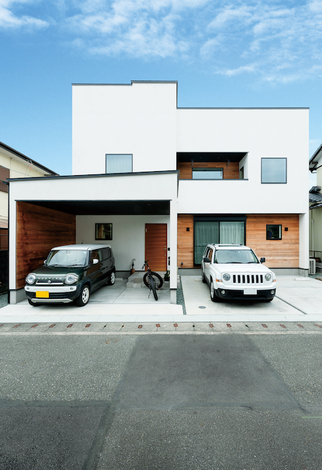 奥さまの駐車スペースはガレージ仕様に。雨の日の子どもとのお出かけや買い物帰りに濡れないようにとの、ご主人の優しい心遣い