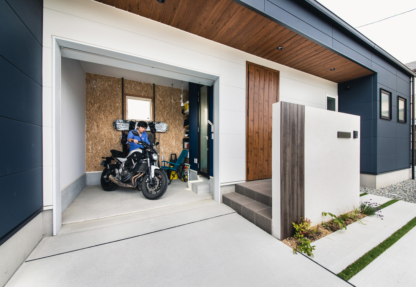 SEIEN ARCHITECT【省エネ、建築家、ガレージ】ご主人のたっての希望で実現したバイクガレージ。直接玄関に出入りでき、バイクいじりが十分にできる広さも確保した